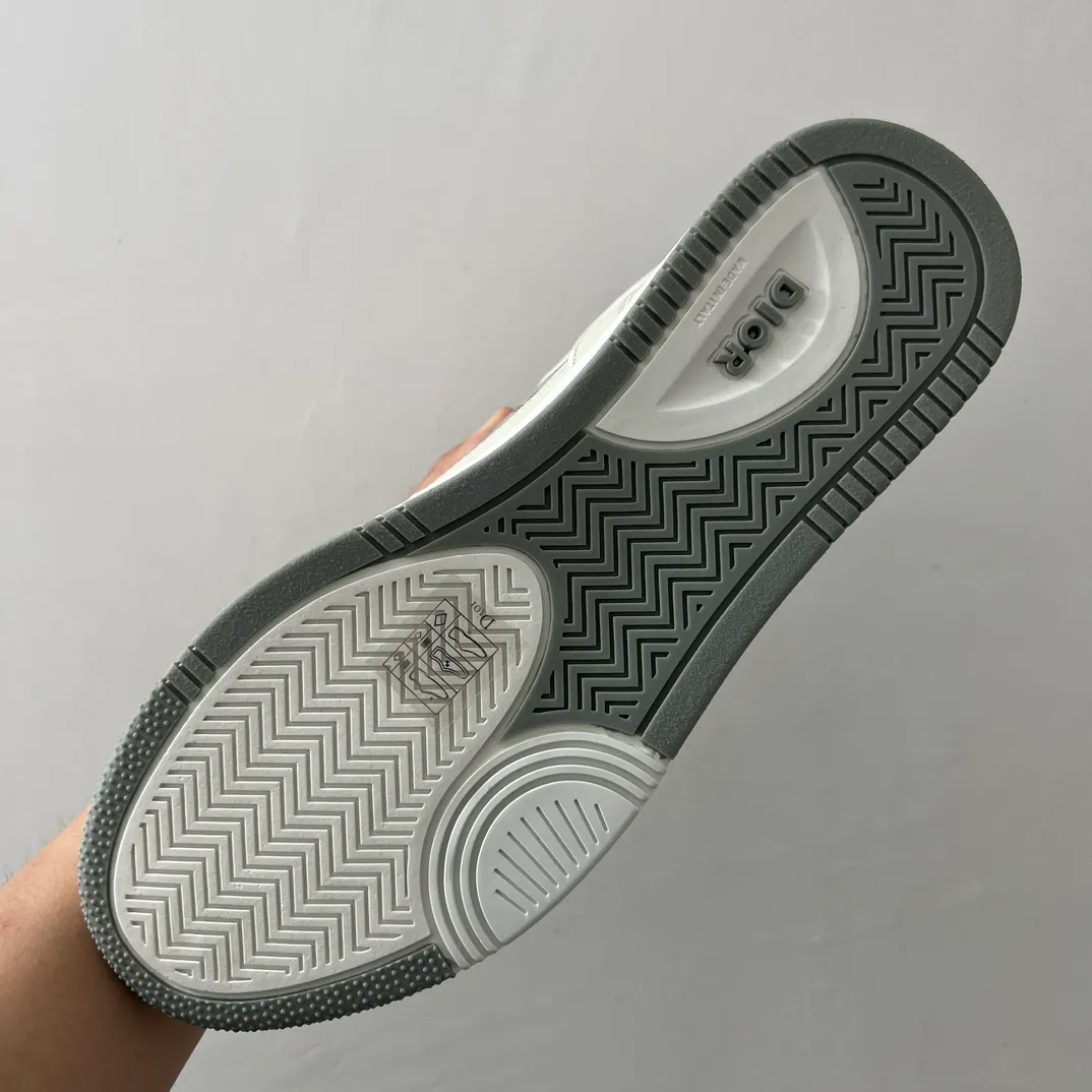 👟👟Ex-factory price 560👟👟 Men's size +10 Dior B27 series ✨2024 upgraded version purchasing agent grade ✨Super🔥sports shoes👫couple shoes. The high version 1:1 adopts oil edge lasting technology, the fabric is imported first-layer cowhide + high-tech fabric, and the inner cowhide + customized lining. TPU original engraved outsole. More than 30 colors of high-soled boots are available. Size: 35-42 for women and 38-46 for men. Bosses are welcome to compare...